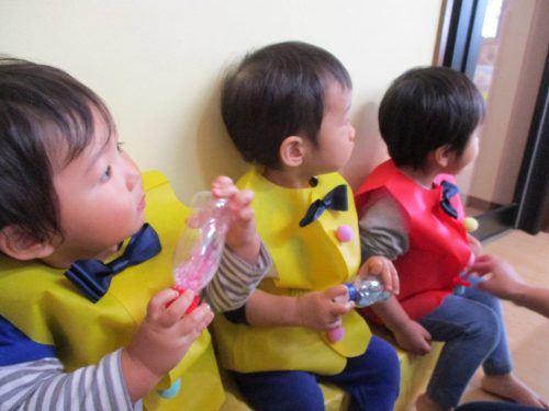 1歳児さん 自慢の楽器を手にたいきちゅうです。